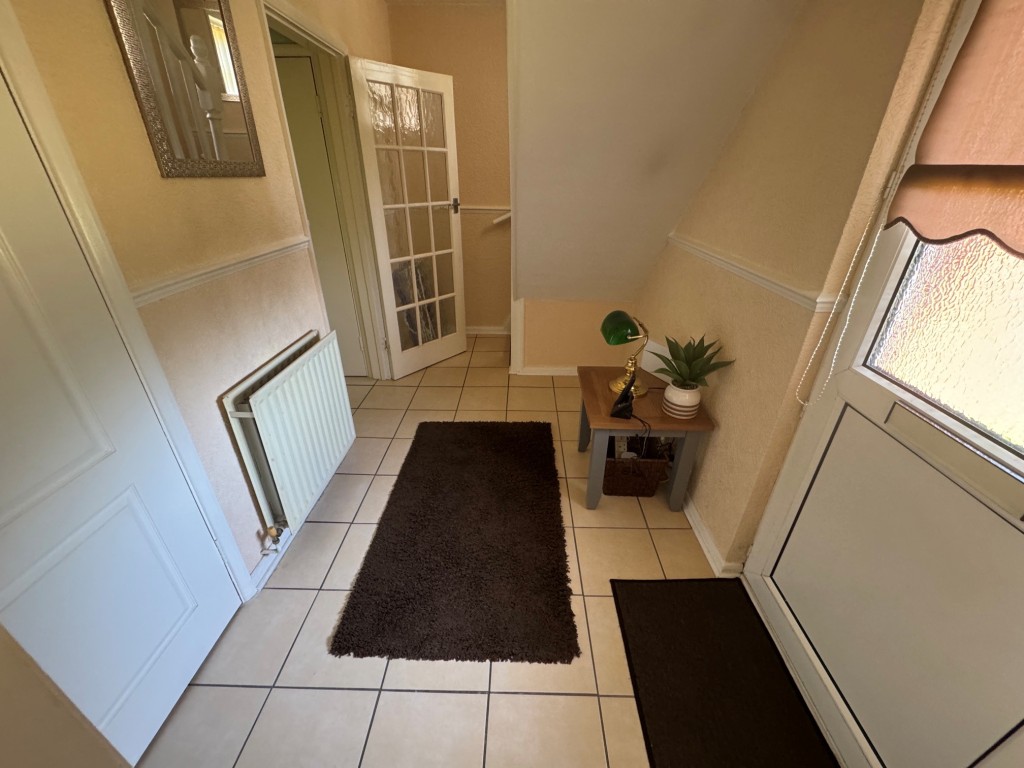 Lot: 151 - THREE-BEDROOM SEMI-DETACHED HOUSE - RESIDENTIAL INVESTMENT - Entrance hall